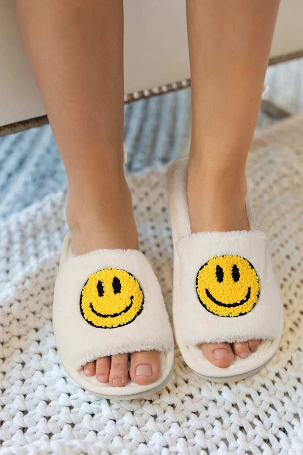 Reliable Threaded Pear Smile Emoji Graphic Plush Home Slippers Advanced
